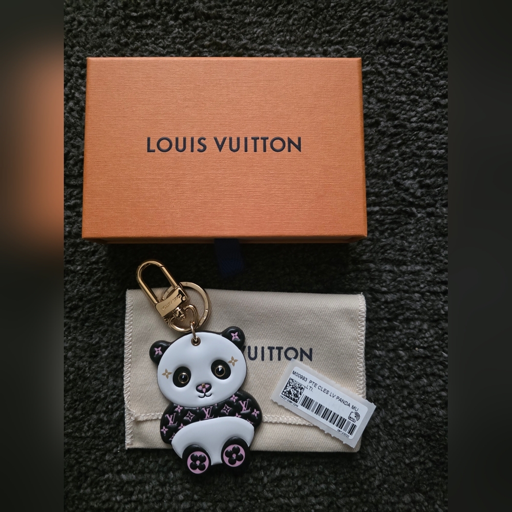 Louis Vuitton x Takashi Murakami “Superflat Panda Key Holder / Keychain
